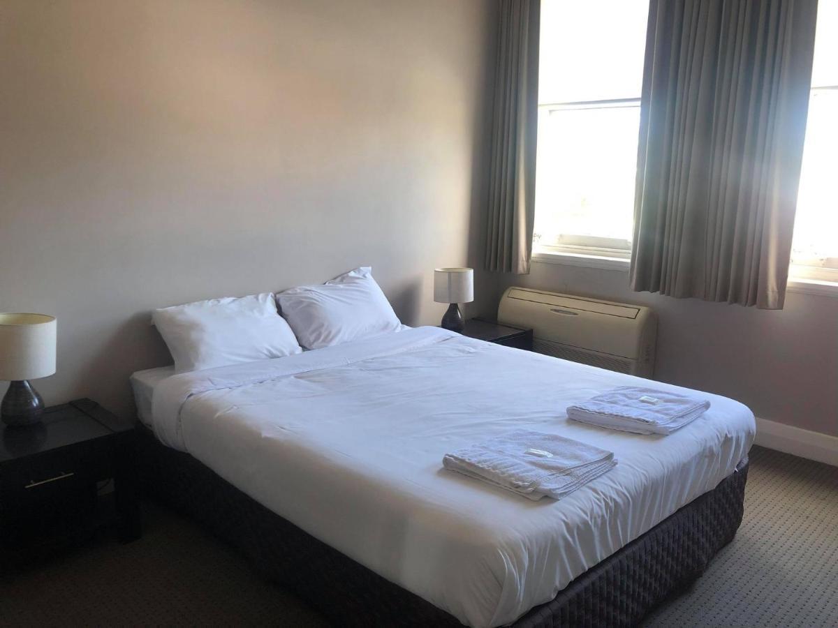 The Young Street Hotel Carrington Luaran gambar